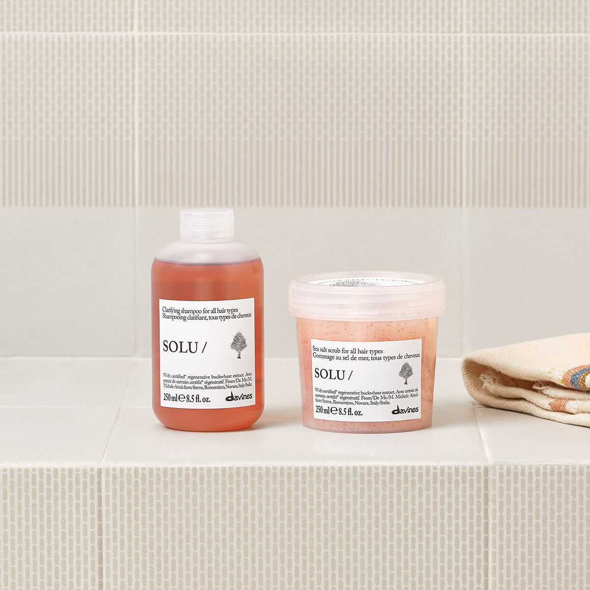 Davines SOLU Clarifying Shampoo lifestyle shot, deep cleansing shampoo in use