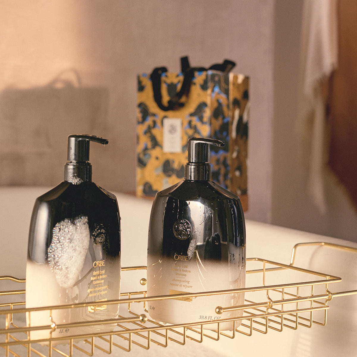 Oribe Gold Lust Liter Holiday Set – 1 L shampoo and conditioner duo in limited-edition Kustaa Saksi holiday packaging.