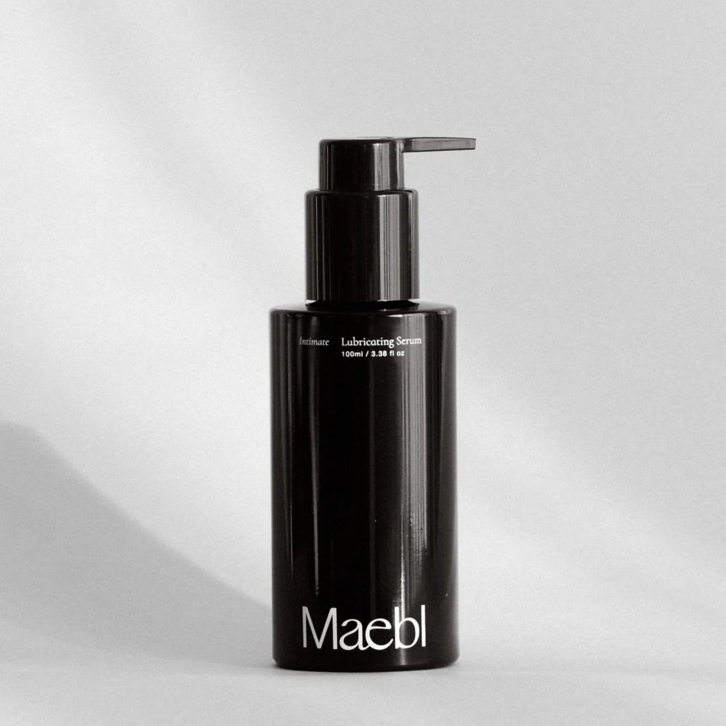 Black bottle with pump labeled 'Maebl' on a light gray background