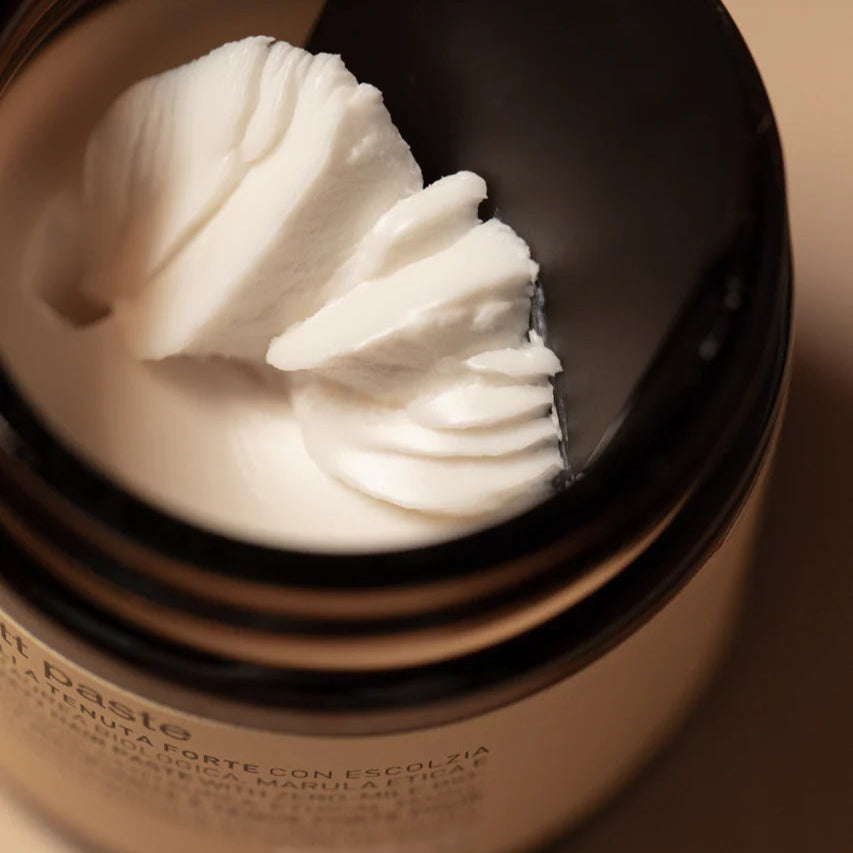 Open jar of the Oway Spreme Matt Paste