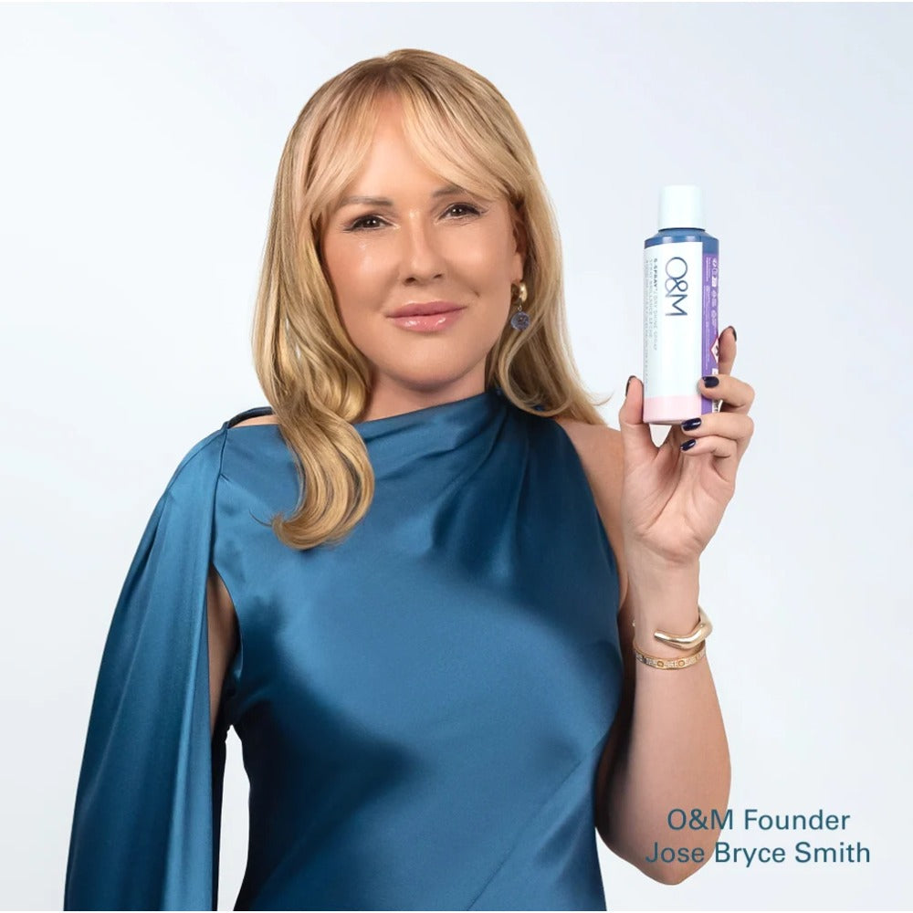 Woman holding O&M S-Spray Dry Shine Spray 200ml for weightless radiant hair
